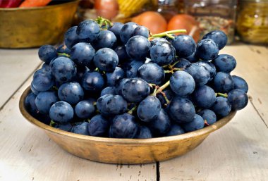 Bakır tepside siyah üzüm