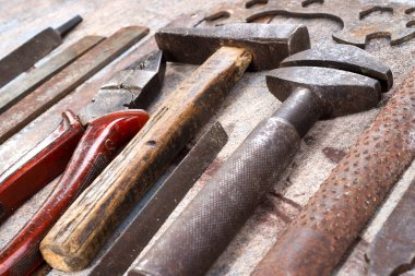 Ahşap arka planda paslı metal el aletleri