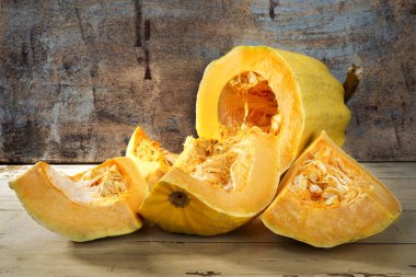 Tahta masada taze dilimlenmiş balkabağı