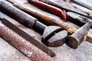 Ahşap arka planda paslı metal el aletleri