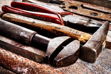 Ahşap arka planda paslı metal el aletleri