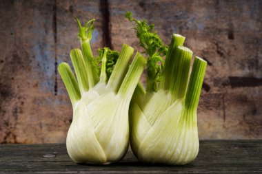 Rezene ahşap masada