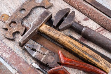 Ahşap arka planda paslı metal el aletleri