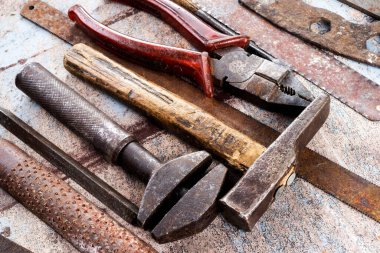 Ahşap arka planda paslı metal el aletleri