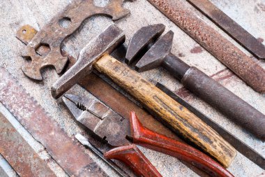 Ahşap arka planda paslı metal el aletleri