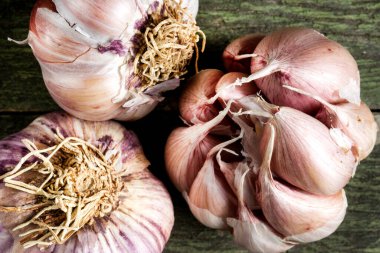 Tahta masada sarımsak.