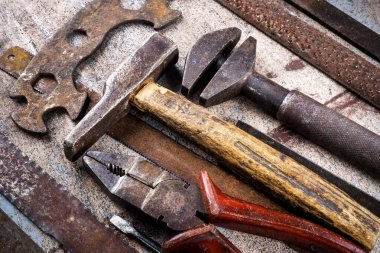 Ahşap arka planda paslı metal el aletleri