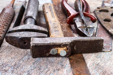Ahşap arka planda paslı metal el aletleri