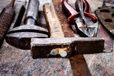 Ahşap arka planda paslı metal el aletleri