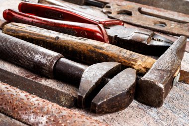 Ahşap arka planda paslı metal el aletleri