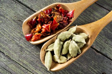 Baharatlar ahşap masada, kakule ve kırmızı biber