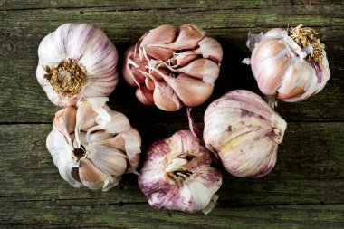 Tahta masada sarımsak.