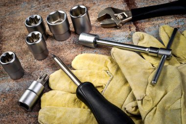 Alet çantası ve sarı koruyucu eldivenler