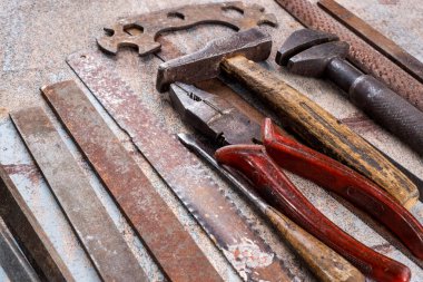 Ahşap arka planda paslı metal el aletleri