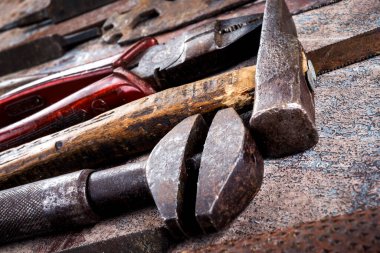 Ahşap arka planda paslı metal el aletleri