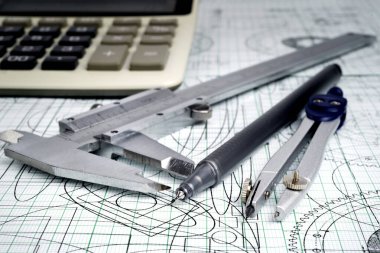 vernier callipers, hesaplayıcı, pusula ve çizimler 