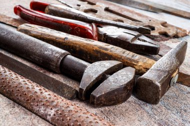 Ahşap arka planda paslı metal el aletleri