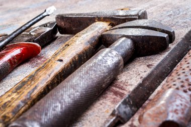 Ahşap arka planda paslı metal el aletleri