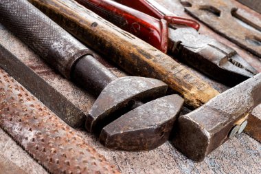 Ahşap arka planda paslı metal el aletleri