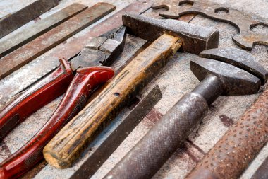 Ahşap arka planda paslı metal el aletleri