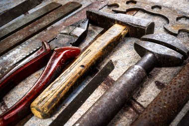 Ahşap arka planda paslı metal el aletleri