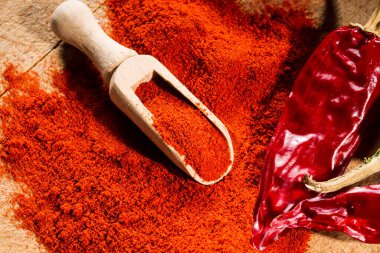 kırmızı kuru kırmızı biber ve ahşap arka planda kırmızı biber.