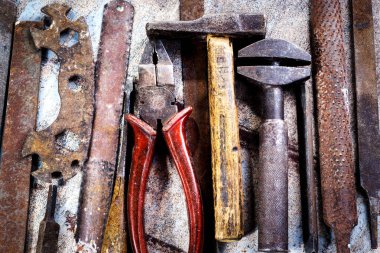 Ahşap arka planda paslı metal el aletleri