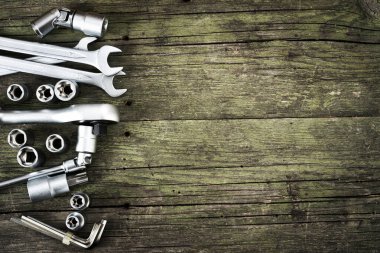 Ahşap masadaki araç gereç