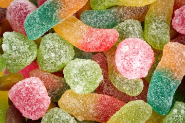 Beyaz arkaplanda renkli jöle şekerleri