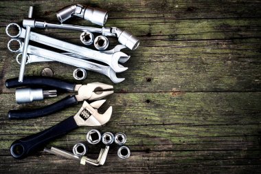 Ahşap masadaki araç gereç