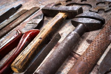 Ahşap arka planda paslı metal el aletleri