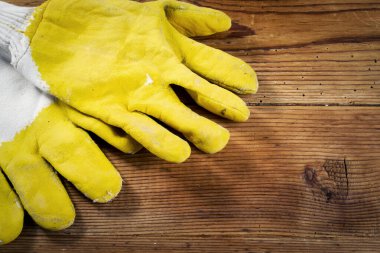 Ahşap arka planda eldivenler