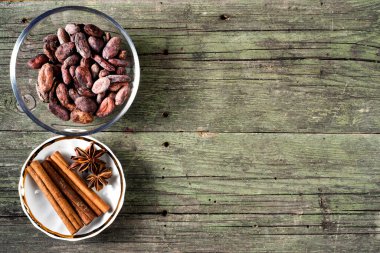 Baharatlar ve kakao ahşap masada.