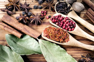 Baharatlar ahşap masada, seçici odak