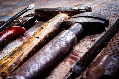 Ahşap arka planda paslı metal el aletleri