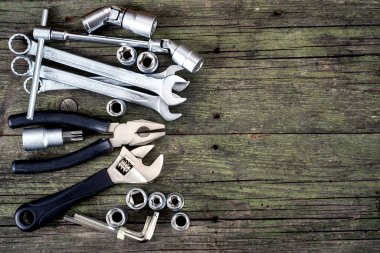 Ahşap masadaki araç gereç