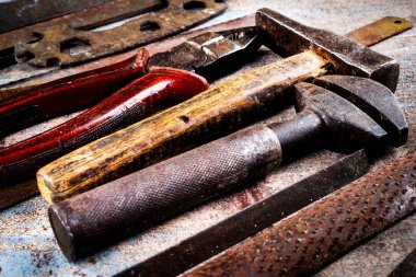 Ahşap arka planda paslı metal el aletleri