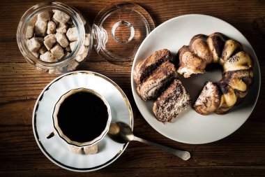 Kahve ve dilimlenmiş kek, üst manzara.