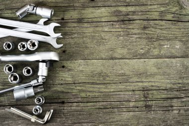 Ahşap masadaki araç gereç