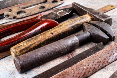Ahşap arka planda paslı metal el aletleri