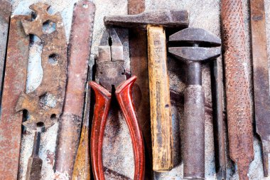 Ahşap arka planda paslı metal el aletleri