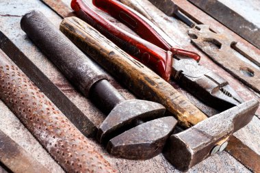 Ahşap arka planda paslı metal el aletleri