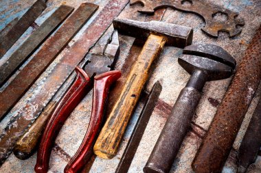 Ahşap arka planda paslı metal el aletleri