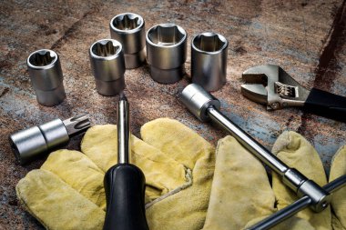 Alet çantası ve sarı koruyucu eldivenler 