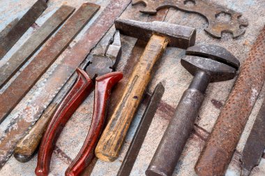 Ahşap arka planda paslı metal el aletleri