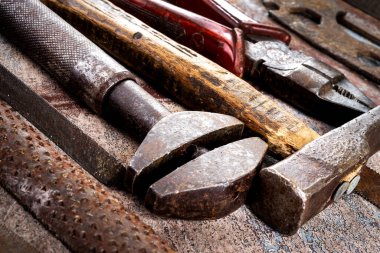 Ahşap arka planda paslı metal el aletleri