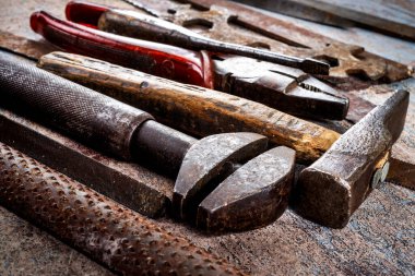 Ahşap arka planda paslı metal el aletleri