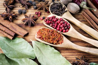 Baharatlar ahşap masada, seçici odak