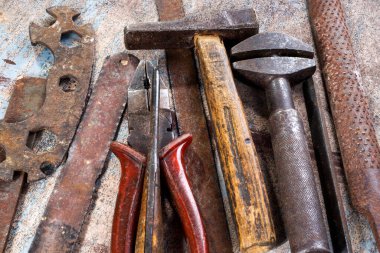 Ahşap arka planda paslı metal el aletleri