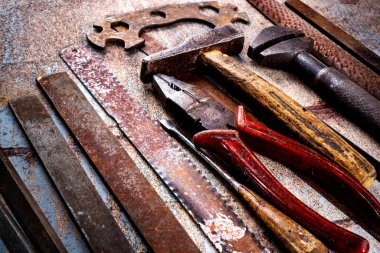 Ahşap arka planda paslı metal el aletleri